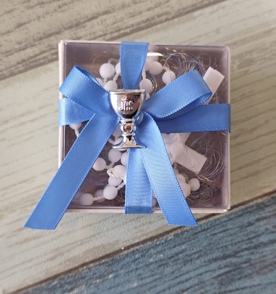 Caixa transparente com terço branco e laço azul