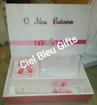 caixa de lembranças de batismo branca com detalhes rosa e fita com laço