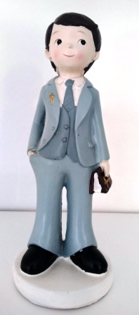 Figura decorativa de menino com fato azul e livro em base branca