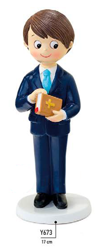 Figurinha decorativa de menino com fato azul segurando caixa castanha em base branca