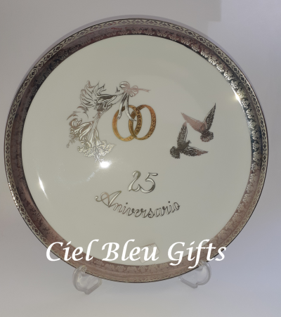 Prato branco com bordo prateado e decoração alusiva a 25 anos de casamento.