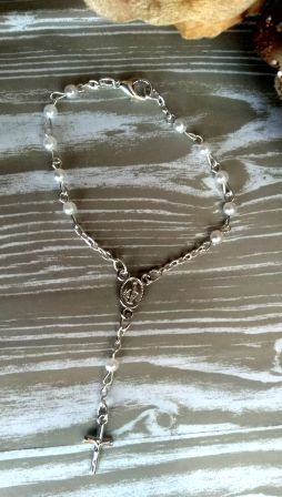 Pulseira rosário com pérolas brancas e cruz prateada