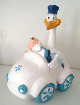 Brinquedo em forma de carro branco e azul com pato e criança sentados