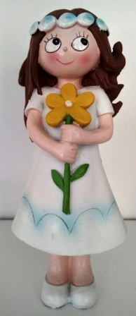 Figura decorativa de menina com vestido branco e flor amarela