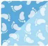 tecido ou papel azul claro com pegadas brancas e azuis