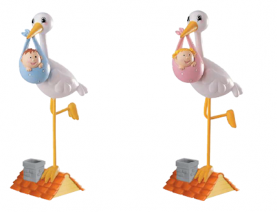 Figuras decorativas de cegonha a segurar bebés em sacos azul e rosa sobre telhados laranja