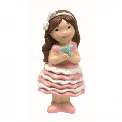 Figura decorativa de menina em vestido rosa e branco segurando borboleta azul.