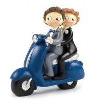 Figura decorativa de casal de noivos numa mota azul