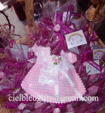 Lembranças embrulhadas com vestido de tecido rosa e branco xadrez e laços roxos