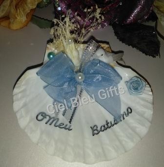 Concha decorativa branca com laço azul e texto 'O meu Batismo'