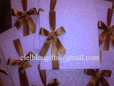 Caixas de presentes brancas com laços castanhos