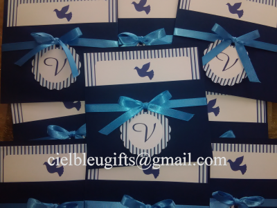 Cartões azuis com laço azul e letra V, decorados com pássaros azuis