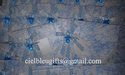 Caixas de presente azuis transparentes com laços cinzentos e pérolas azuis