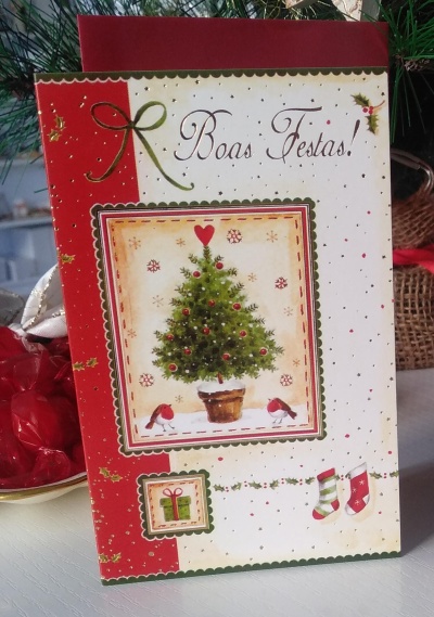 Cartão de Natal com design festivo e texto 'Boas Festas!'