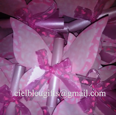 Lembranças rosa com borboletas e fitas cor de rosa com corações