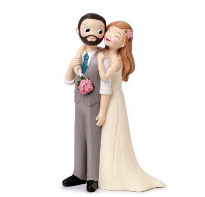 Figura decorativa de noivos em resina com vestido branco e fato cinzento