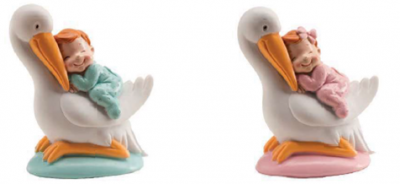 Figuras decorativas de cegonhas com bebés em pijamas verde e rosa
