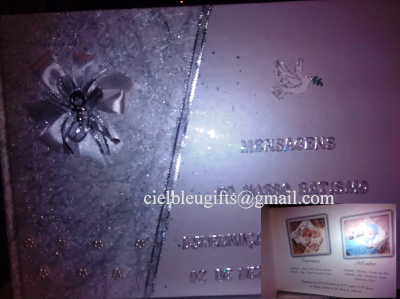 Capa prateada brilhante com laço e texto impresso sobre batismo