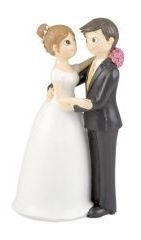 Figuras decorativas de noivos, noiva de vestido branco e noivo de fato preto.