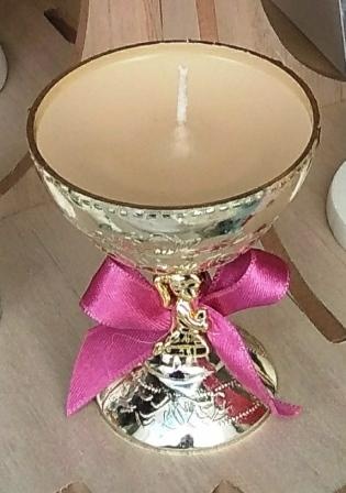 Vela em suporte dourado com fita rosa fucsia em forma de cálice