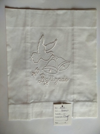 Toalha branca com bordado de anjo e sinos com texto 'Batizado' e etiqueta