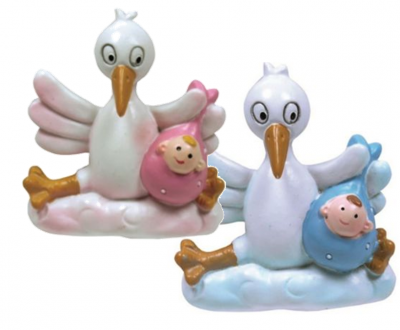 Figuras decorativas cegonha branca com bebés rosa e azul sobre nuvens