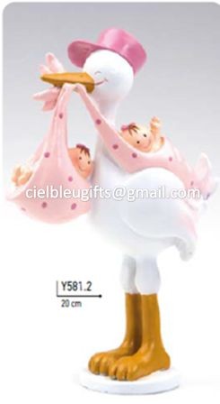 Figura decorativa de cegonha com bebés em panos cor-de-rosa