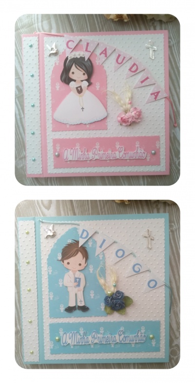 Dois álbuns decorativos para a Primeira Comunhão, um rosa para menina com nome CLAUDIA e um azul para menino com nome DIAGO.