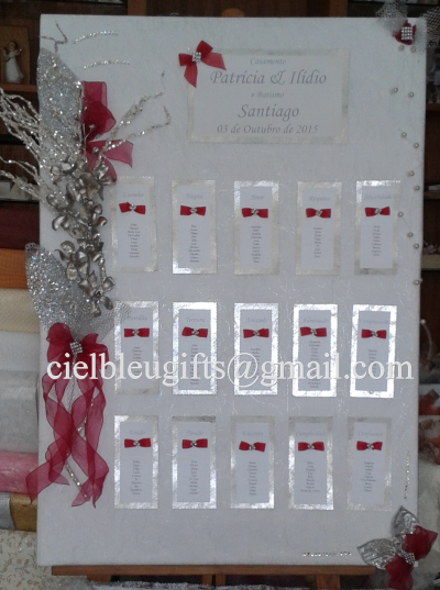 Quadro decorativo branco com texto e laços vermelhos para casamento e batismo