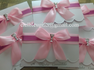 Convites brancos com fita e laço rosa e pendente em forma de cálice