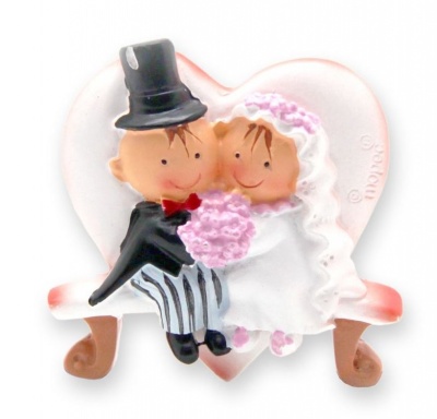 Figura decorativa de noivos sentados num banco em forma de coração
