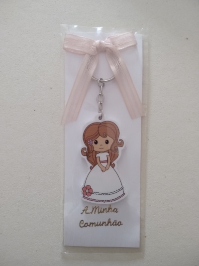 Chaveiro de menina com vestido branco e laço rosa em embalagem transparente
