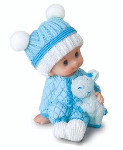 Boneco bebé com roupa azul e chapéu com pompons, segurando brinquedo azul claro