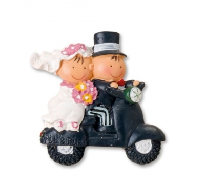 Figuras de noivos em scooter preto