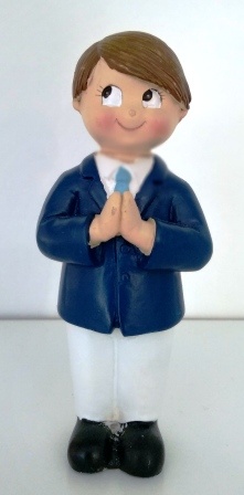 Figura decorativa de criança vestida formal, mãos unidas em prece.