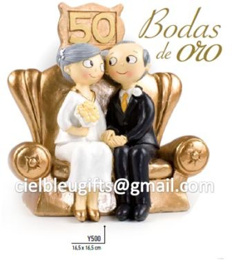 Casal idoso em figura decorativa dourada com texto Bodas de ouro