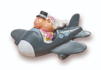 Figura de noivos em avião cinzento de decoração