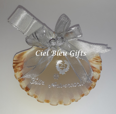 Concha natural decorativa com laço prateado e texto de 25 anos de aniversário.