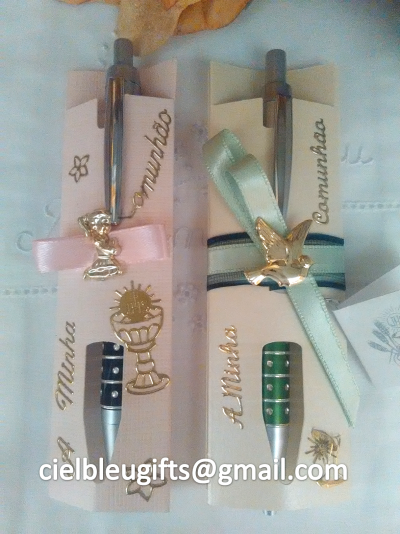 Dois conjuntos de canetas decorativas para comunhão com fitas rosa e verde e texto dourado