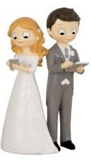 Figuras de noiva e noivo de cerâmica ou resina em pose cartoon