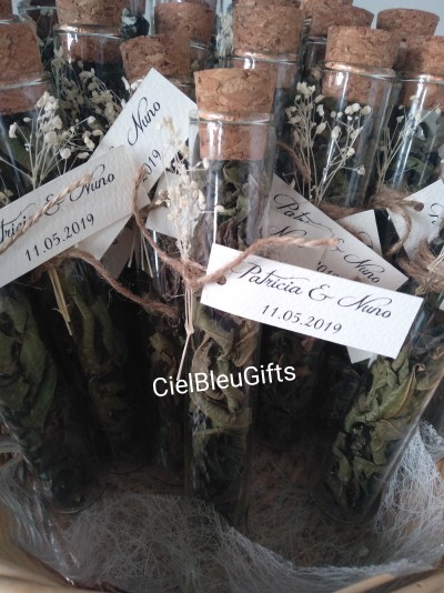 Tubo de ensaio com flores secas e etiqueta de papel amarrada