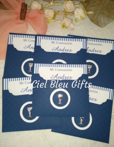 Convites de comunhão azuis escuros com texto 'Mi Comunión Andres' e cálice prateado