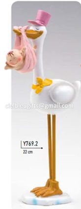 Estátua decorativa de cegonha branca com chapéu rosa e bebê em pano cor-de-rosa