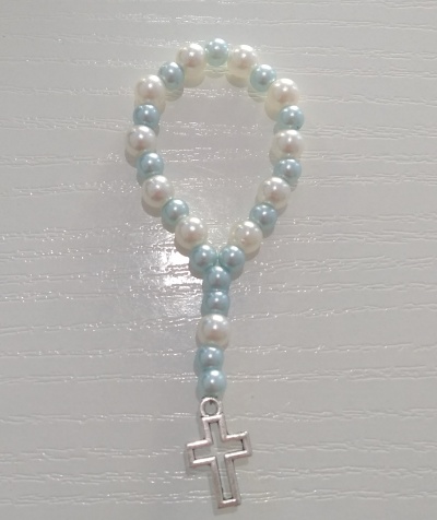 Terço de contas brancas e azuis com cruz prateada