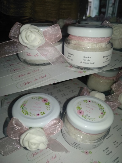 Frascos decorados de Flor de Sal com fita rosa e flor branca.