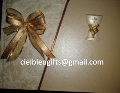 Duas caixas decoradas, uma com laço dourado e outra com cálice branco e dourado