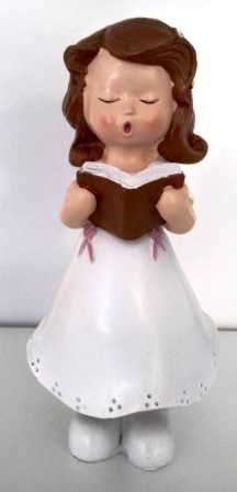 Estatueta de criança a cantar com vestido branco e livro castanho