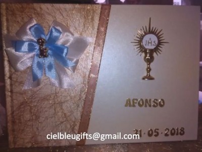 Cartão de comunhão com laço branco e azul e texto dourado