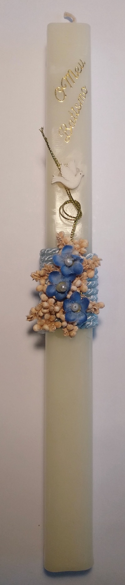 vela branca decorativa com texto dourado e decoração azul e branca