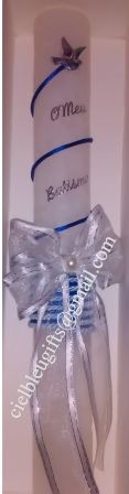 Vela branca decorativa com padrão azul e texto O Meu Baptismo